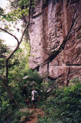 Ton, Hiking the Topes ... (Photo, 122k)