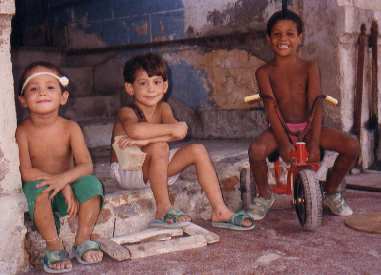 Kids on the Malecon (Photo, 73k)