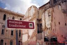 Along the Malecon (Photo, 38k)