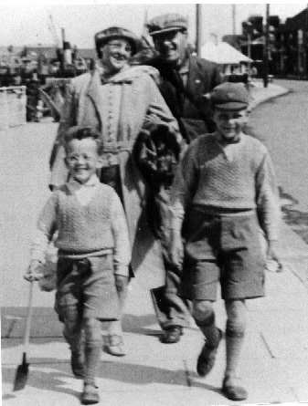 David Jones & Family, circa 1938 (photo, 70k)