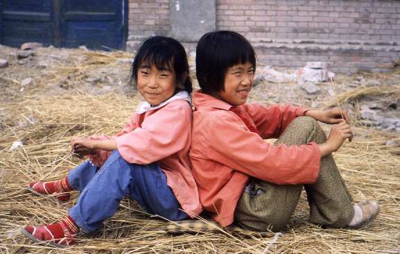 Han and Central Asian Girls, Jiayuguan (Photo)