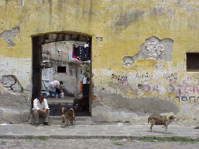Street Scene, Puebla (Photo) (74k)