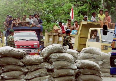 Refugee convoy, Timor border (Photo, 30k)