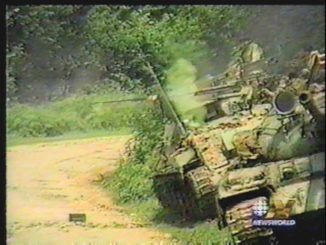 Serb tanks fire on Srebrenica (68k)